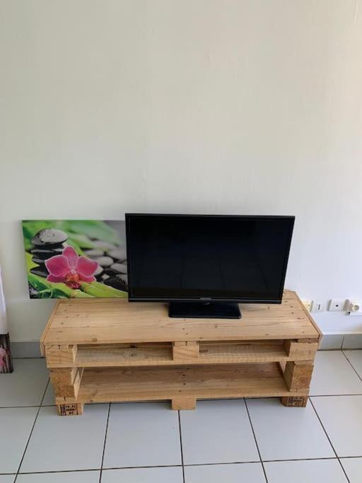 Petit Prix Et Grand Confort A Saint Gilles Les Bains Exterior photo